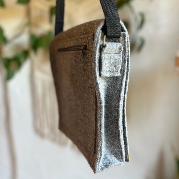 Handmade Felt Crossbody Bag German Black Forest Hat Embroidery, Bollenhut Purse - Picture 7 of 11